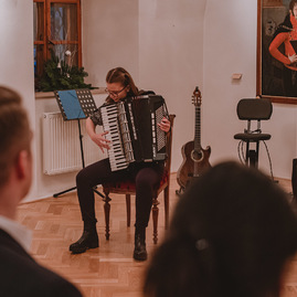 Zväčšiť fotografiu - Múzy ich spojili v dubnickom kaštieli - TSK_POSPB_Múzy nás spájajú_mini-19
